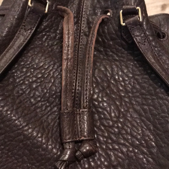 HOST PICK 🫶 Elizabeth & James Leather Cynnie Sling Bucket Bag Dark Brown Raisin - Picture 6 of 12